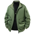 Chaqueta bomber verde oliva para hombre con puños de canalé y bolsillos sobre fondo blanco - M / Verde