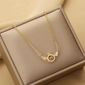 Collar de alas de ángel doradas con piedra móvil en joyero de color marrón - Dorado