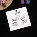 Gros plan d'autocollants faciaux en cristal violet et irisé sur une carte blanche - Violet AB