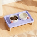 Lavendelkleurig verhoogd voerstation met twee keramische bakjes en houten poten - 2 beige kommen + paars dienblad met houten poten