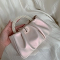Détail du sac nuage rose plissé avec poignée en perles sur fond de tissu blanc - Rose Perle