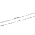 Collier chaîne en acier inoxydable argenté poli avec fermoir mousqueton sur fond blanc - Chaîne en O Couleur Acier 4.0*60