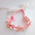 Dettaglio fascia per neonata in pizzo rosa con fiori di strass e nastri regolabili - Rosa (Cinque Fiori)