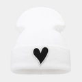 Dettaglio di un berretto bianco in maglia con toppa a cuore nera sul bordo risvoltato - Taglia unica / Bianco