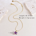 Dettaglio del ciondolo a stella viola sfumato con catena dorata e misure di taglia - Collana-Stella marina