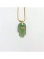 Primer plano detallado del collar colgante mano de fátima en piedra verde y diseño ojo turco - Esmeralda