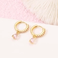 Elegantes aretes de aro chapados en oro de 14K con dijes de gota de circón rosa - Rosa