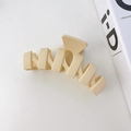 Pinza per capelli minimalista in resina beige opaco su sfondo bianco della scrivania - Stile a Onda / 10.5cm / Bianco Sporco