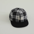 Détail de la broderie Lucky 58 sur la casquette à carreaux noir et blanc pour enfants - 52-54cm (3-8 Ans) / Noir