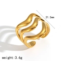 Dettaglio dell'anello multistrato placcato oro 18k con misura 21,5mm e peso di 3,6g - Stile Aperto a Onde Multistrato(TR4511)