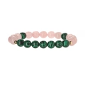 Dettaglio di perle in quarzo rosa e malachite su un bracciale in pietra naturale - Quarzo Rosa + Stile Malachite