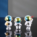 Tre figurine assortite di astronauti in resina bianca e oro per la decorazione di casa - Sfumato (Versione Ascolto)