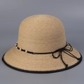 Detailansicht der feinen Raffia-Struktur mit Holzperlen und schwarzer Schleife - M (56-58cm) / Natur Mit Schwarz Kante
