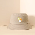 Dettaglio del ricamo rana e fungo su un cappello alla pescatora in tela beige - Taglia unica / Cachi