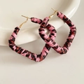 Makroaufnahme von goldfarbenen Rautenohrringen mit Stoffumwicklung im Leopardenmuster - Quadratisches Herz Leopard (Rosa Schwarz) / Rosa