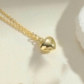 Macro-opname van een gouden 3D hartvormige hanger met spiegelglans op witte achtergrond - Mini (1.0cm) / Goud