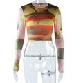 Dettaglio della stampa paesaggistica astratta colorata sul crop top a maniche lunghe - S / Sfumatura Multicolore