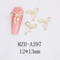Macro-opname van gouden nageljuweel strik met parel op een roze lange kunstnagel - Gouden Basis Met Witte Parel (A397)