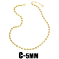 Collar de bolas doradas de 5 mm con cierre de langosta sobre fondo blanco limpio - 5mm