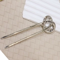 Gepolijste zilveren U-vormige haarspeld met minimalistische knoop op een luxe achtergrond - Gekruiste Knoop Haarstok / Zilver