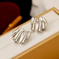 Unregelmäßige silberne Falten-Ohrringe auf einer hochwertigen Schmuckschatulle - Palladium Weiß (Silber)
