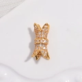 Vista macro del pendente a doppia vita dorato con zirconi bianchi scintillanti - Tipo C: Oro Zirconia Bianca Ottagonale Chiusura a Vite