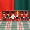 Set de 6 casse-noisettes en bois de 7cm aux couleurs vives en boîte rouge - Ensemble de 6