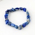 Armband aus unregelmäßigen Lapislazuli-Natursteinen in tiefem Blau mit Textur - Lapislazuli