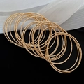 Macro di 20 bracciali dorati testurizzati con dettagli sfaccettati su sfondo nero - Set da 20 Pezzi / Oro