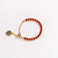 Dettaglio di un anello a catena d'oro regolabile con gemme rosse e ciondolo a cuore - Aperto Regolabile / Zircone Rosso - Oro