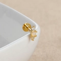 Macro d'un piercing labret doré avec pierre d'opale et diamants brillants - Rangée de trois pierres-E1343 / 1 Pièce / Or