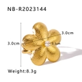 Detalle de anillo flor dorada con circón, tamaño 3,0 cm y peso de 8,3 g - Estilo Flor Grande Martillada con Circonita (NB-R2023144)