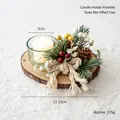 Rustieke kerstkandelaar met dennenappels en bessen op een houten onderzetter - Strikje Stijl (Berken)
