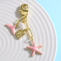 Llavero dorado con estrella de mar rosa, cola de pez y colgante de caracola - Rosa