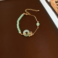 Détail du bracelet feuille de ginkgo doré avec perles de jade vert et breloque - Bracelet-Or-Vert (Plaqué Or)