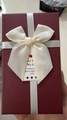 Lujosa caja de regalo roja rectangular con lazo de cinta crema y tarjeta de saludo - Caja de regalo