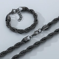 Primer plano del conjunto de collar y pulsera de cadena de cuerda de acero negro - Set de Circonita Negra
