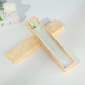 Antike grüne Haarnadel mit Maiglöckchen-Detail in einer hellgelben Geschenkbox - 4.2*21*2.2cm / Emaille Beige (mit weißem Schwamm)