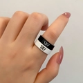 Minimalistisches Schmetterlings-Ring-Set in Schwarz und Weiß für Paare mit Lackierung - Schwarz und Weiß Schmetterling Paar Ring Set