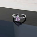 Dettaglio dell'anello a stella con zirconi e gemma marquise rosa su fondo nero - Stile 5 Anello Incrociato Stella
