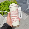 Isolierter Kaffeebecher in Creme-Weiß mit rotem Blumenmuster und gewebter Handschlaufe - Kamelie Weiß