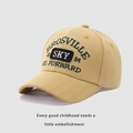 Dettaglio del cappellino beige in cotone con ricamo di lettere SKY per bambini - Taglia Regolabile / Giallo