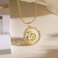 Nahaufnahme der Mutter-Kind-Kette mit Goldanhänger, Zirkonia und Muscheleinlage - Rundes Hohlperlmutt (24402)