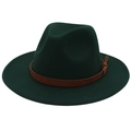 Détail d'un chapeau fedora vert foncé à large bord avec bande et boucle en cuir brun - Vert Foncé (Bord Plat Corde Jaune)