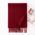 Morbida sciarpa di lana rosso vino con bordi a frange su sfondo bianco - 180x30cm / Rosso Ankara (-3)