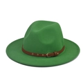 Détail d'un chapeau en feutre vert émeraude avec ruban en cuir marron et rivets dorés - Vert