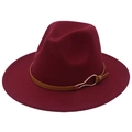 Vue détaillée d'un chapeau fedora en feutre de laine bordeaux avec boucle marron - Bordeaux