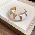 Franse vintage open armband met gouden metaaltextuur en witte emaille patronen - Brede Versie / Wit/Goud