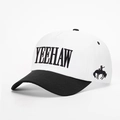 Primo piano dettagliato del ricamo YEEHAW sul cappellino da baseball in cotone bianco e nero - Taglia unica / Splicing Bianco e Nero