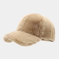 Primer plano de la textura de pelo largo y suave de esta gorra cálida color camel - Ajustable / Caqui